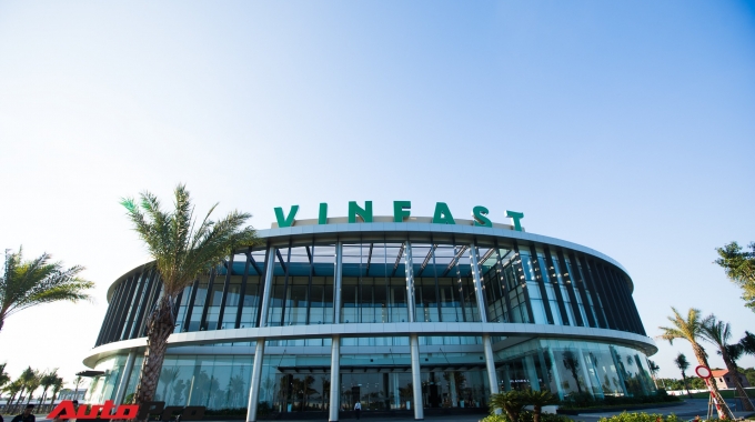 Khu văn phòng nhà máy sản xuất xe máy điện thông minh VinFast đẹp và sạch sẽ như resort